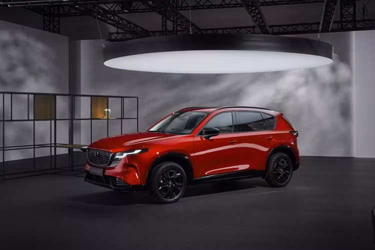 Mazda CX-5 2026 thế hệ thứ ba ra mắt từ tháng 7/2025, tuy nhiên đến nay mới được hãng công bố giá tại thị trường Mỹ. Theo đó, giá khởi điểm của mẫu xe Nhật này tại Mỹ là từ 29.990 USD (khoảng 788 triệu đồng), chưa bao gồm phí vận chuyển 1.495 USD (khoảng 39 triệu đồng).