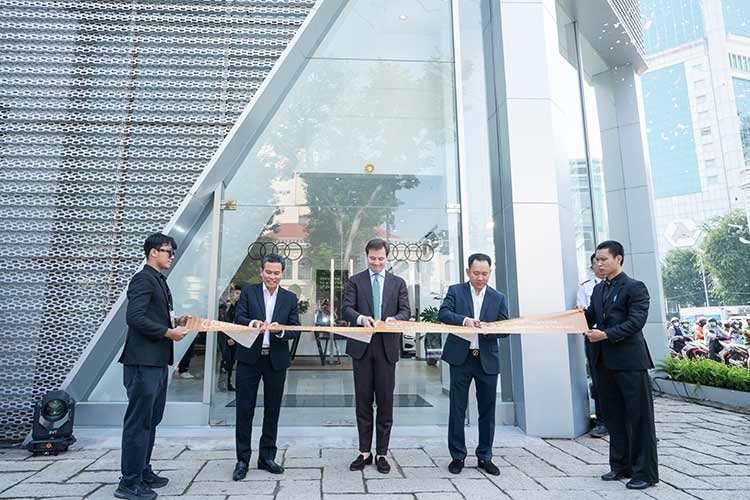 Audi Việt Nam vừa chính thức khai trương showroom xe sang đầu tiên tại TP.HCM theo mô hình “Progressive Showroom Concept” của Audi toàn cầu, đánh dấu bước chuyển chiến lược trong việc nâng tầm trải nghiệm khách hàng và định hình giai đoạn phát triển mới tại thị trường Việt Nam.