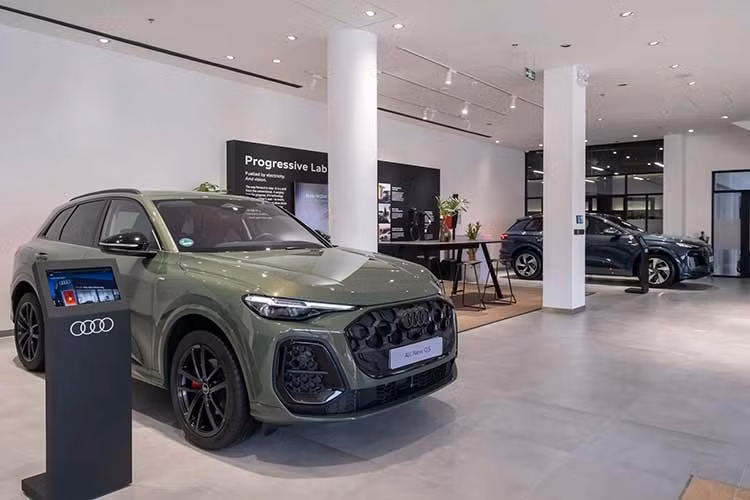 Đây là showroom đầu tiên tại Việt Nam và tiên phong tại khu vực Đông Nam Á được thiết kế theo định hướng mới của Audi toàn cầu, với triết lý đặt khách hàng làm trung tâm.