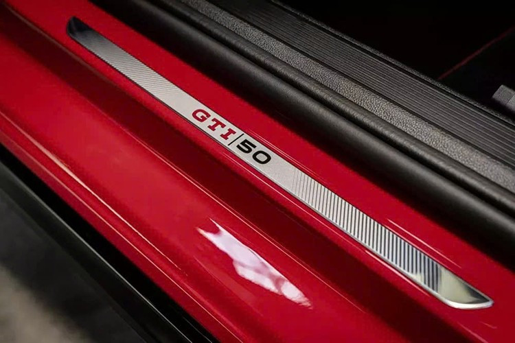 Xe còn được trang bị chế độ Nürburgring được thiết kế dành cho việc lái xe trên đường đua, và điều này không phải ngẫu nhiên, bởi một chiếc xe tiền sản xuất đã hoàn thành đường đua nổi tiếng của Đức trong 7:46.13 vào tháng 6/2025.