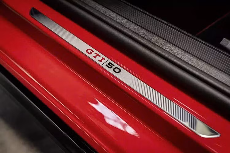 Xe còn được trang bị chế độ Nürburgring được thiết kế dành cho việc lái xe trên đường đua, và điều này không phải ngẫu nhiên, bởi một chiếc xe tiền sản xuất đã hoàn thành đường đua nổi tiếng của Đức trong 7:46.13 vào tháng 6/2025.