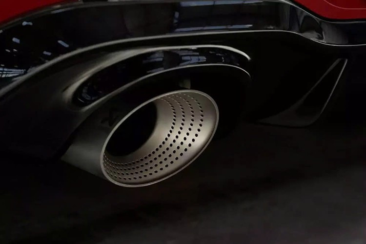 Chiếc xe này được trang bị gói tùy chọn Performance Package, bổ sung thêm các tính năng đã đề cập ở trên, và đã được Benny Leuchter thử nghiệm. Ông đã ca ngợi sự kết hợp giữa “sức mạnh vận hành vượt trội và khung gầm chính xác cao với hệ dẫn động cầu trước”, giúp chiếc xe “hiệu quả hơn bao giờ hết” .