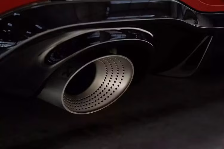 Chiếc xe này được trang bị gói tùy chọn Performance Package, bổ sung thêm các tính năng đã đề cập ở trên, và đã được Benny Leuchter thử nghiệm. Ông đã ca ngợi sự kết hợp giữa “sức mạnh vận hành vượt trội và khung gầm chính xác cao với hệ dẫn động cầu trước”, giúp chiếc xe “hiệu quả hơn bao giờ hết” .