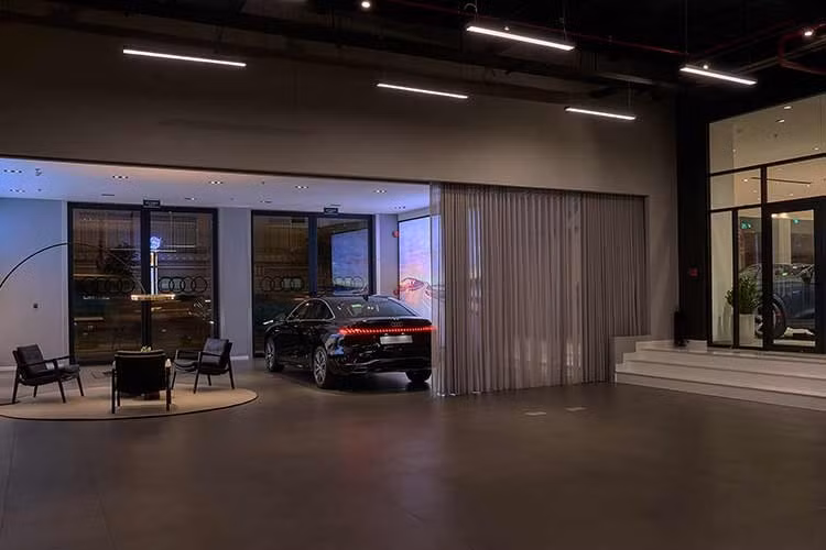 Trong năm 2026, Audi Việt Nam sẽ tiếp tục triển khai Progressive Showroom Concept tại showroom Audi Hà Nội, đồng thời mở thêm hai pop-up showroom tại Bình Dương và Hải Phòng nhằm mở rộng độ phủ và đưa trải nghiệm thương hiệu Audi đến gần hơn với khách hàng.