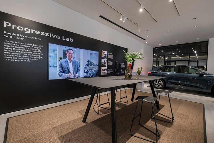 Khách hàng còn có đặc quyền tại khu tiếp khách riêng với không gian riêng tư để trao đổi cùng tư vấn bán hàng, trải nghiệm chiếc xe đã được cấu hình trên màn hình lớn, đồng thời lựa chọn màu sơn và vật liệu nội thất theo ý thích.