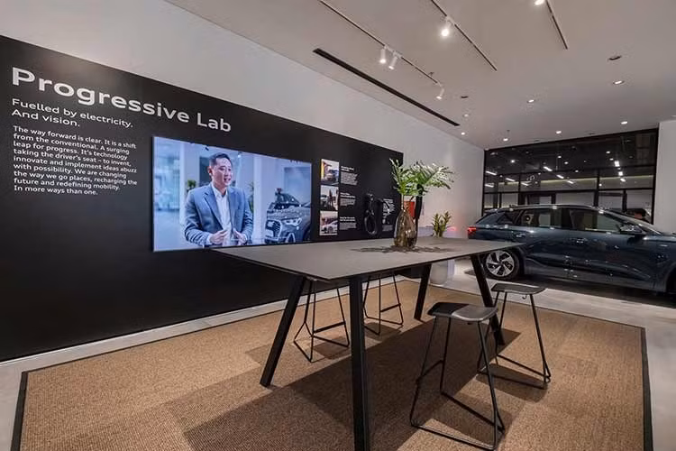 Khách hàng còn có đặc quyền tại khu tiếp khách riêng với không gian riêng tư để trao đổi cùng tư vấn bán hàng, trải nghiệm chiếc xe đã được cấu hình trên màn hình lớn, đồng thời lựa chọn màu sơn và vật liệu nội thất theo ý thích.