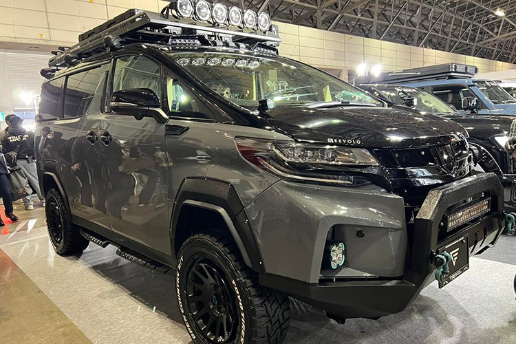 Phiên bản Alphard độ off-road hiện chưa được xác nhận sẽ bán ra thị trường, nhưng nếu các bộ phụ kiện được thương mại hóa, nhiều khả năng sẽ thu hút sự quan tâm từ nhóm khách hàng thích cá nhân hóa xe gia đình theo phong cách địa hình, ngay cả khi họ không thực sự rời xa đường phố.