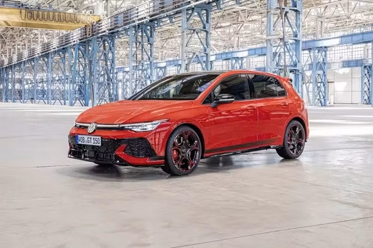 Phiên bản đặc biệt của mẫu xe hatchback hiệu suất cao này còn có bàn đạp và dây an toàn màu đỏ, cùng với nội thất ghế ngồi độc quyền với các chi tiết trang trí. Như đã đề cập ở trên, việc đặt hàng sẽ bắt đầu trong tuần này tại Anh, và hạn chót là ngày 15/1/2026, sản xuất giới hạn 50 xe. Dự đoán, nếu về Việt Nam mức giá xe sẽ lên tới trên 3 tỷ đồng.