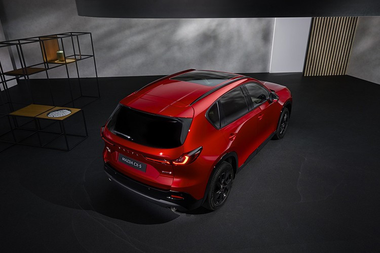 Các màu như Aero Gray, Polymetal Gray, Rhodium White, Soul Red Crystal và Machine Gray đều yêu cầu khách hàng chi thêm 595 USD (khoảng 15,6 triệu đồng). Dù tăng nhẹ, mức giá của Mazda CX-5 2026 vẫn khá cạnh tranh khi so với các đối thủ cùng phân khúc tại Mỹ.