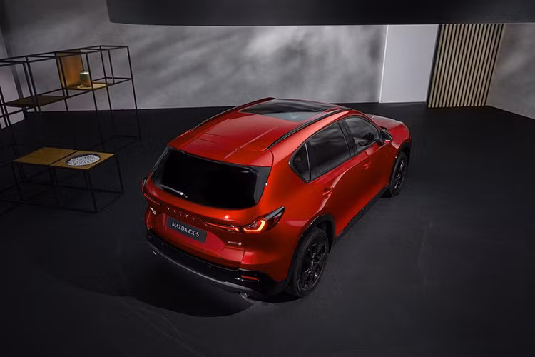 Các màu như Aero Gray, Polymetal Gray, Rhodium White, Soul Red Crystal và Machine Gray đều yêu cầu khách hàng chi thêm 595 USD (khoảng 15,6 triệu đồng). Dù tăng nhẹ, mức giá của Mazda CX-5 2026 vẫn khá cạnh tranh khi so với các đối thủ cùng phân khúc tại Mỹ.