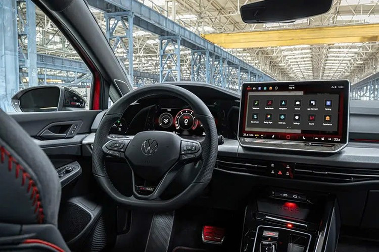 So với Golf GTI tiêu chuẩn, chiếc xe này có khoảng sáng gầm thấp hơn, chỉ cách mặt đất 15 mm, và nặng 4.255 lbs (1.930 kg), tương đương với Golf GTI Clubsport.