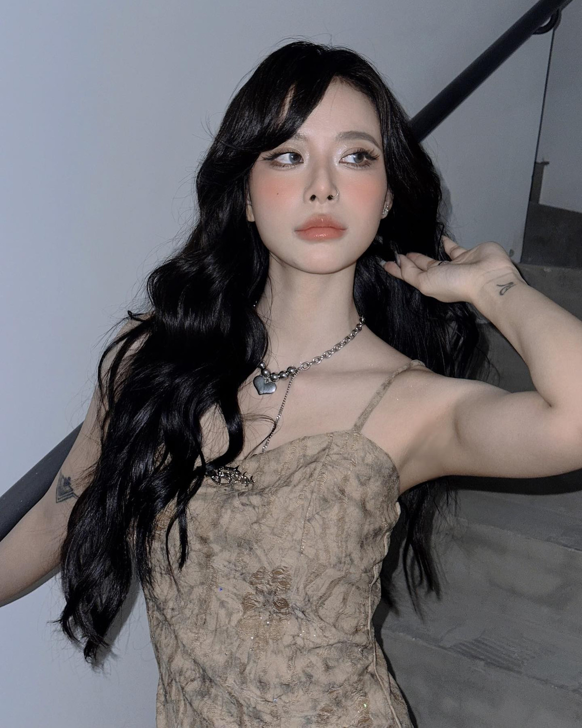 Bank được khen mặc đẹp theo cách riêng. Cô thường xuyên chia sẻ hình ảnh street style cá tính, đôi khi lại dịu dàng với những chiếc váy "bánh bèo".