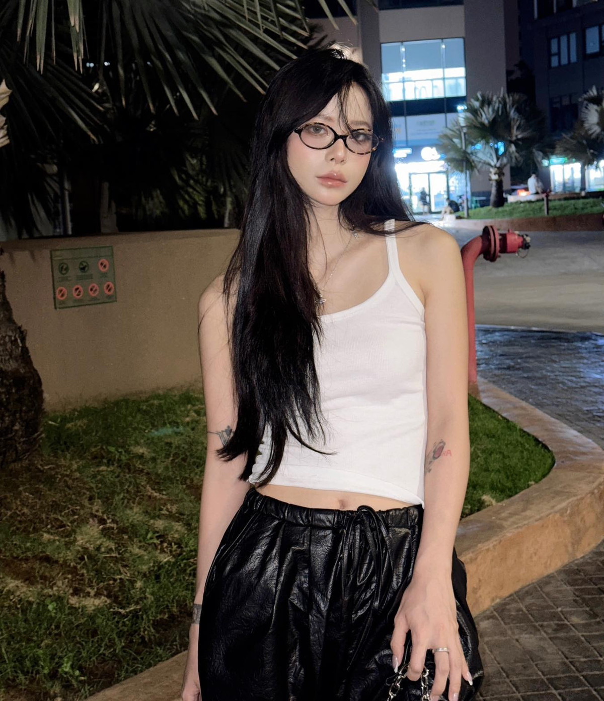 Cặp đôi này từng nắm tay nhau livestream game, trò chuyện hài hước khiến fan thích thú. Độ ăn ý của cặp đôi đặc biệt thu hút sự chú ý trên mạng xã hội.