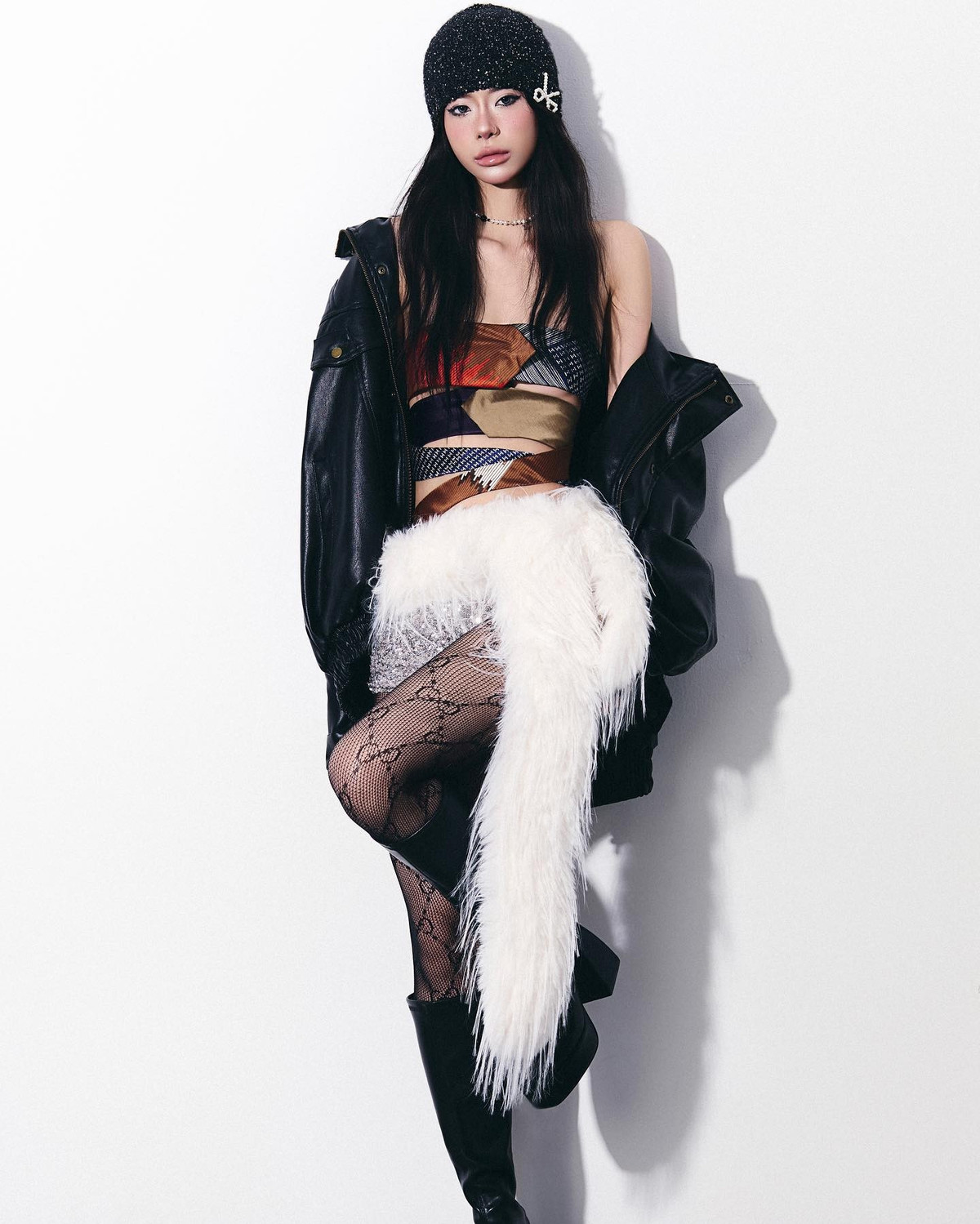 MisThy và Bank quen nhau qua một bài viết thả thính trên mạng xã hội. Từ những bình luận đùa vui, họ bắt đầu trò chuyện nhiều hơn rồi hẹn gặp trực tiếp.