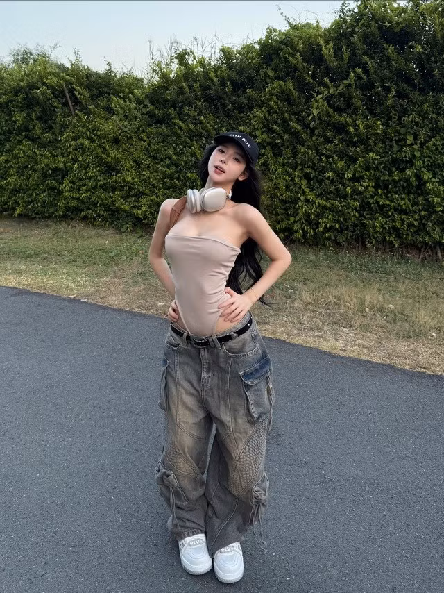 Uyên Ni cũng là người được dân tình dành nhiều thiện cảm, nhất là những khán giả không có cơ hội đến xem "ông hoàng Kpop". Theo đó, cô đã nỗ lực vừa xem, vừa livestream suốt nhiều tiếng, ngay cả khi thời tiết không thuận lợi.