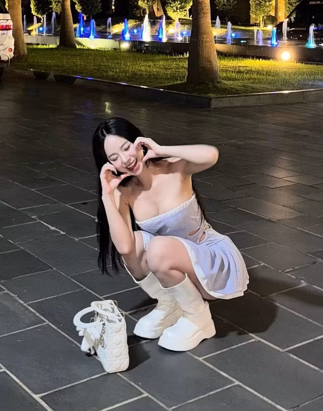 Trước những bình luận của cư dân mạng, Uyên Ni còn chú thích thêm: "Mọi người cứ thắc mắc quản lý hay anh thả, thực sự mình không quan tâm nhiều đến vậy, cho dù ai thả thì mình vẫn rất vui vì dù gì đi nữa đó cũng là acc ig chính của ảnh".