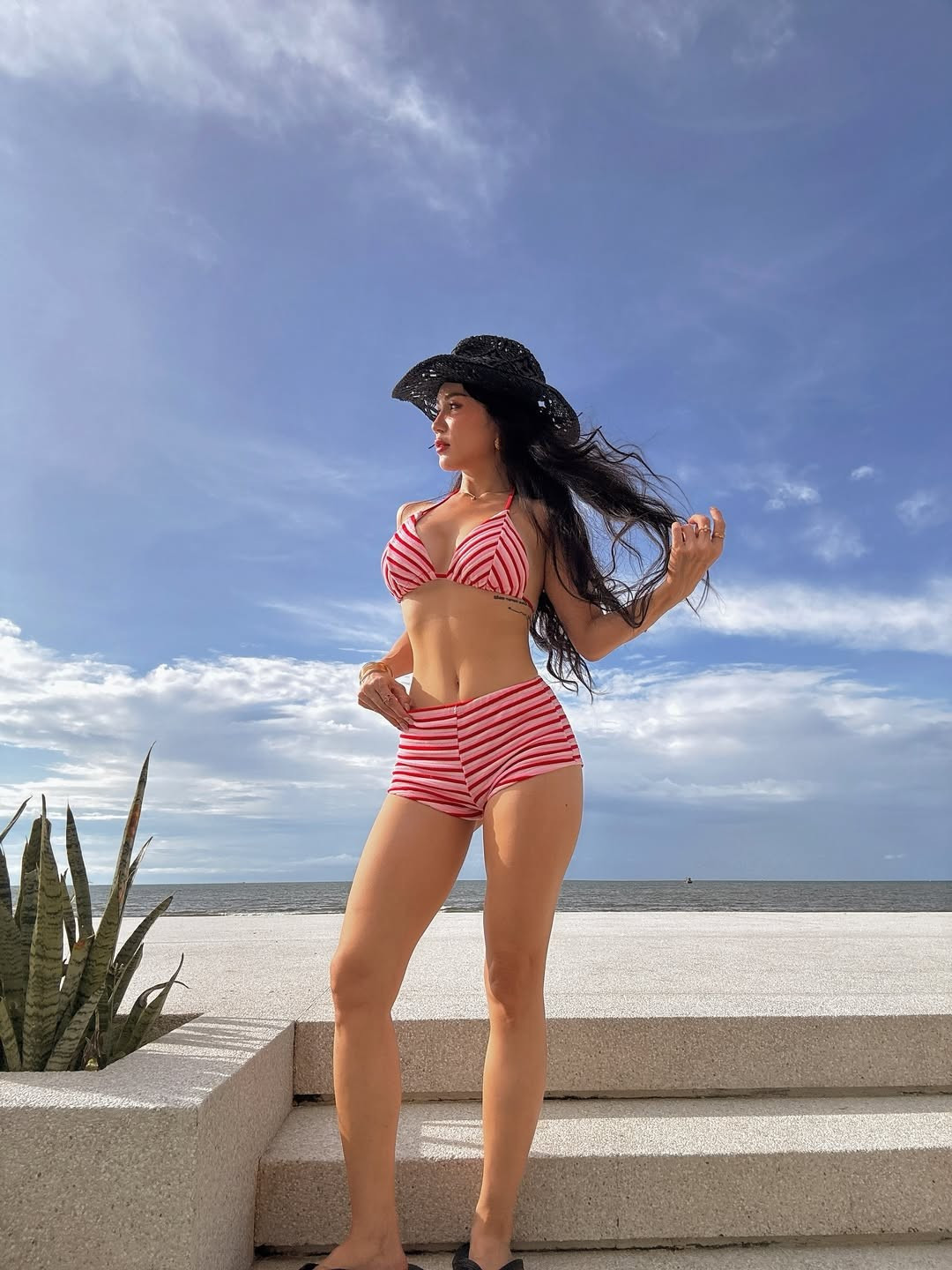 Thời gian rảnh, người đẹp thường tận hưởng các chuyến du lịch sang trọng và chia sẻ hình ảnh nghỉ dưỡng gợi cảm lên mạng xã hội.