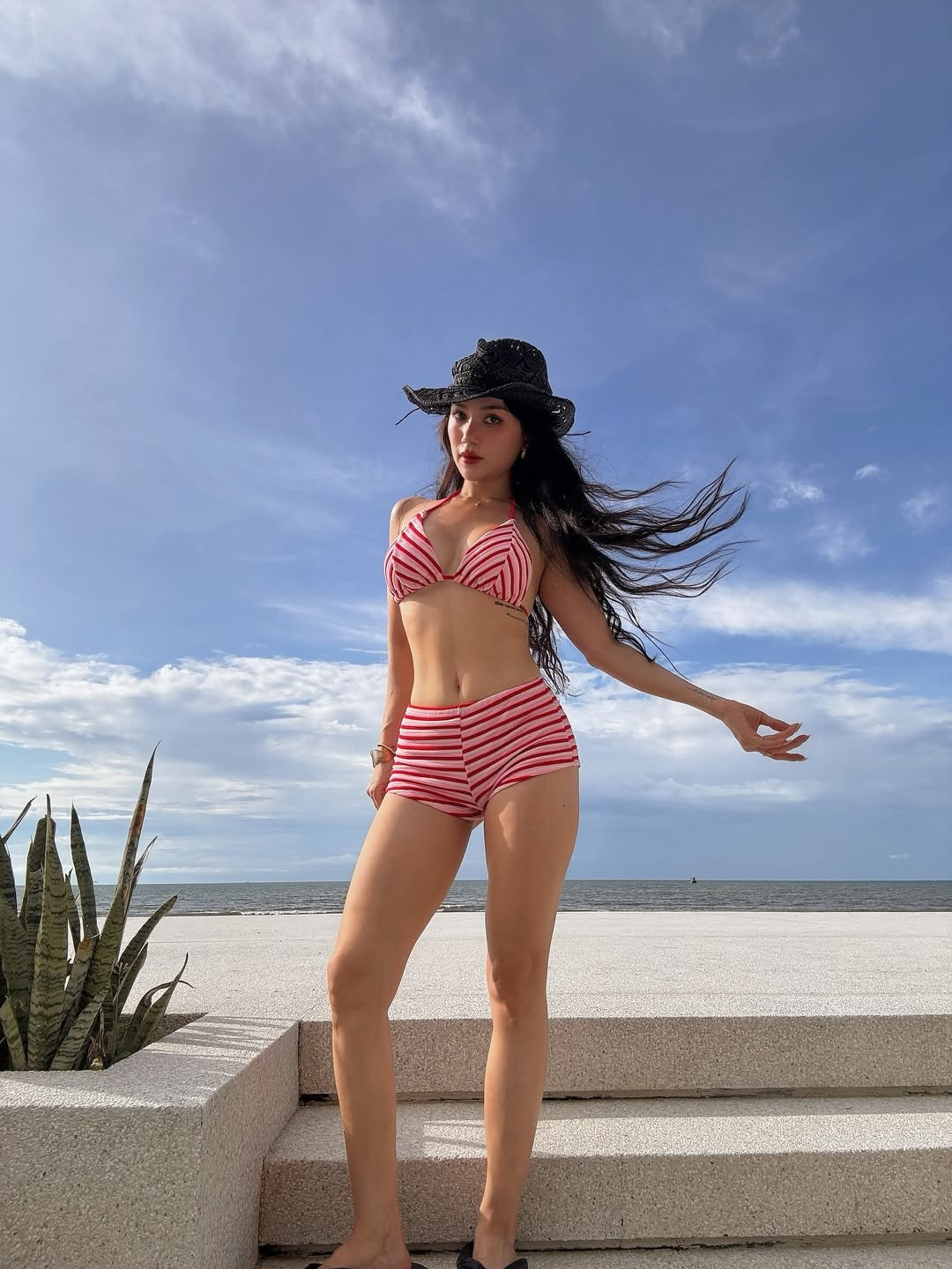 Mỗi lần xuất hiện, Sĩ Thanh đều gây chú ý bởi phong cách thời trang táo bạo, phóng khoáng và cách thể hiện bản thân đầy tự tin.