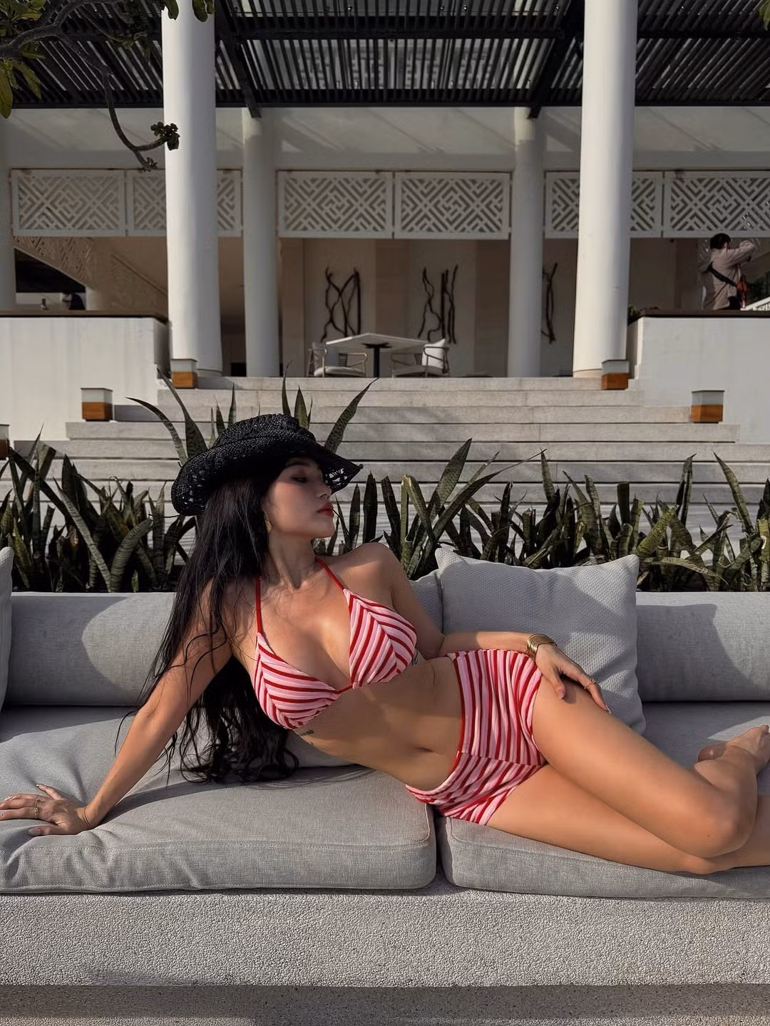 Trong bộ ảnh, Sĩ Thanh lựa chọn thiết kế đồ bơi có hoạ tiết sọc đỏ hồng nổi bật, tôn lên làn da sáng và vóc dáng cân đối.