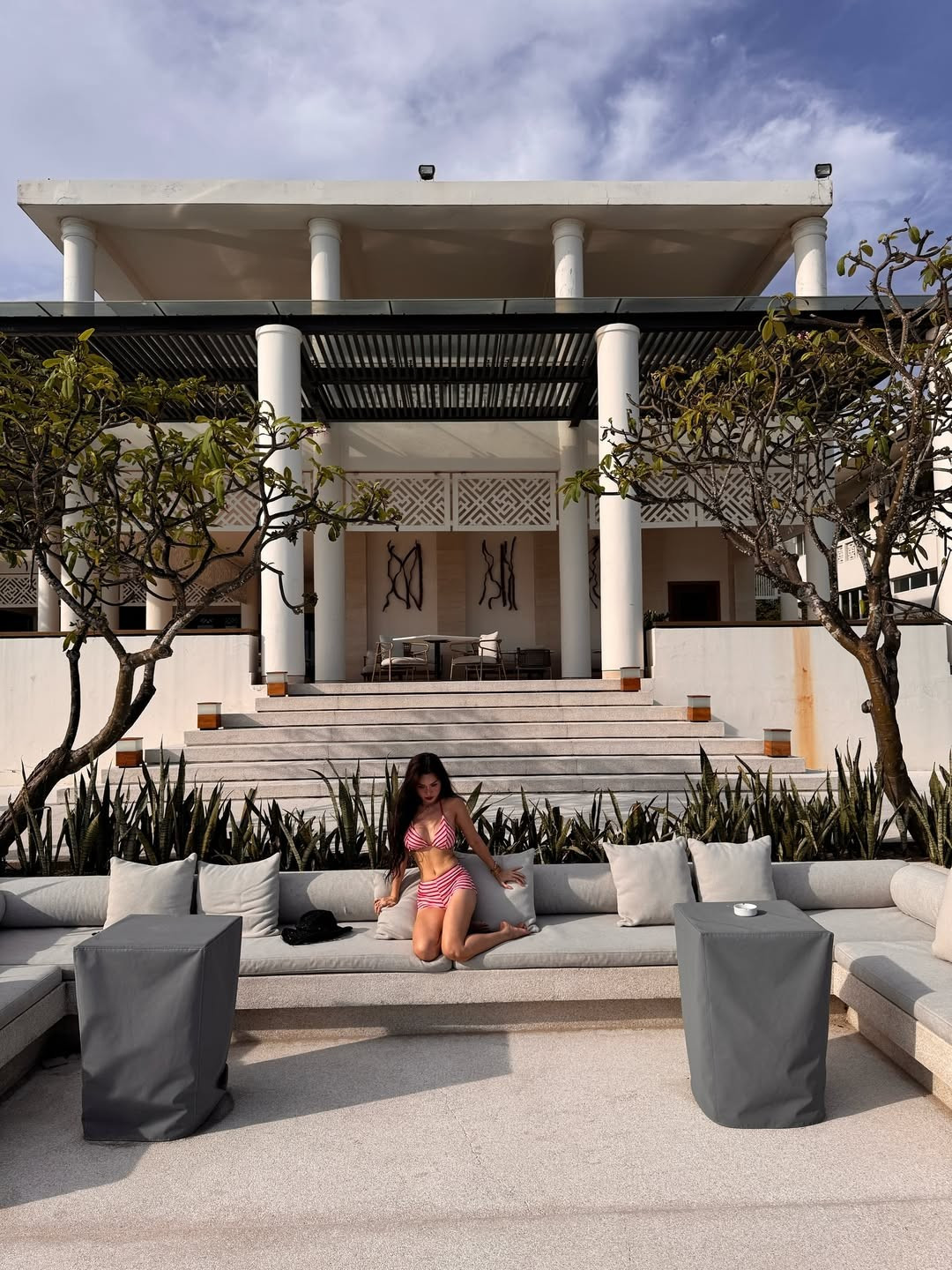 Ngay dưới phần bình luận, đông đảo cư dân mạng đã dành lời khen cho vẻ đẹp trẻ trung, cuốn hút của nữ ca sĩ: “Không nghĩ Sĩ Thanh năm nay 39 tuổi luôn á”, “Đỉnh quá trời, đẹp quá”, “Cô ấy càng ngày càng trẻ đẹp”,…