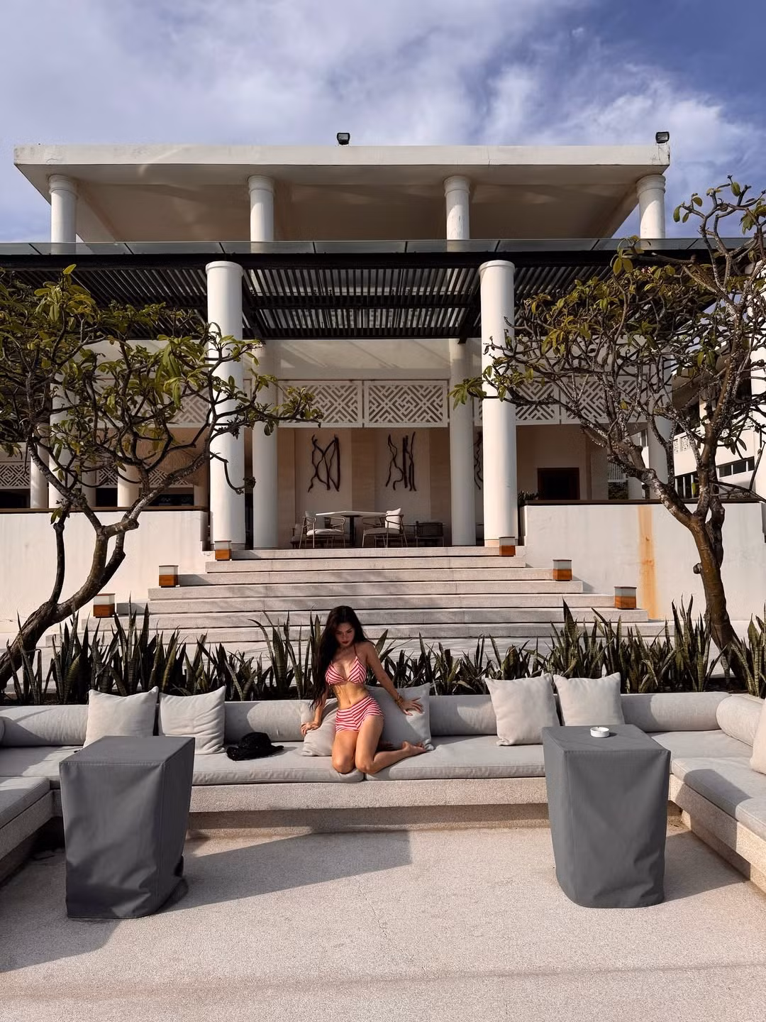 Ngay dưới phần bình luận, đông đảo cư dân mạng đã dành lời khen cho vẻ đẹp trẻ trung, cuốn hút của nữ ca sĩ: “Không nghĩ Sĩ Thanh năm nay 39 tuổi luôn á”, “Đỉnh quá trời, đẹp quá”, “Cô ấy càng ngày càng trẻ đẹp”,…