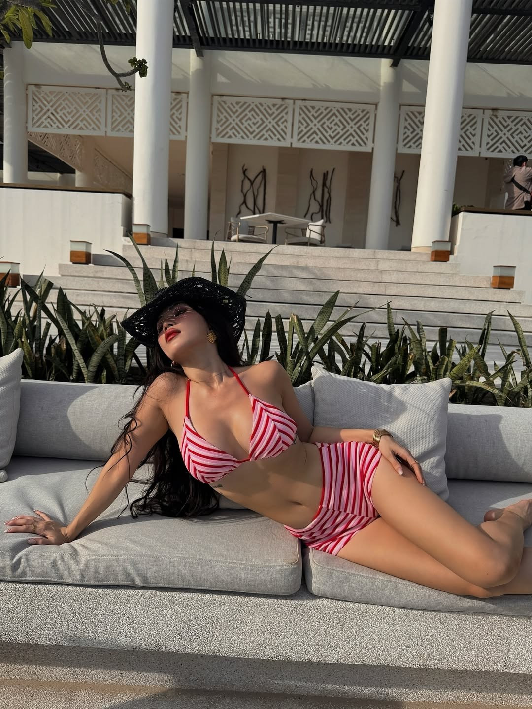 Người đẹp không ngần ngại tạo dáng ở nhiều góc chụp khác nhau để có những khung hình vừa gợi cảm vừa năng động.