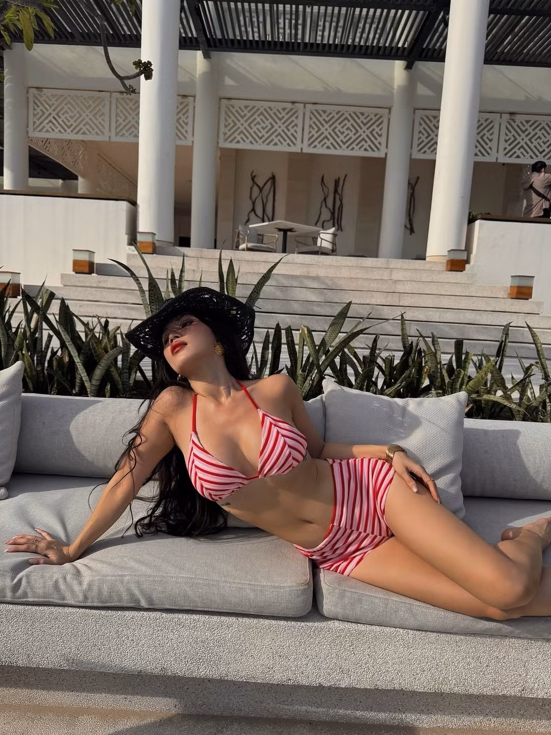 Người đẹp không ngần ngại tạo dáng ở nhiều góc chụp khác nhau để có những khung hình vừa gợi cảm vừa năng động.