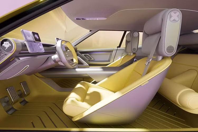 Ghế ngồi dạng thể thao được bọc vật liệu tái chế bền vững, còn cụm điều khiển trung tâm nổi bật với một chi tiết giống tay cầm máy hút bụi cầm tay, tạo điểm nhấn độc đáo.