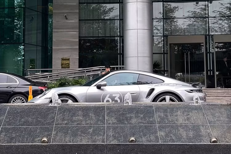 Tiếp theo đó là biển số 63C-238.63, đây là biển số đấu giá vào tháng 4 đầu năm nay, và chỉ có 1 người đăng ký tham dự, vì thế, mặc định nó thuộc về người đấu giá này, với số tiền 40,1 triệu đồng. Giải thích cho biển số này cũng khá đơn giản, 23863 chính là ngày tháng và năm sinh của chủ xe.