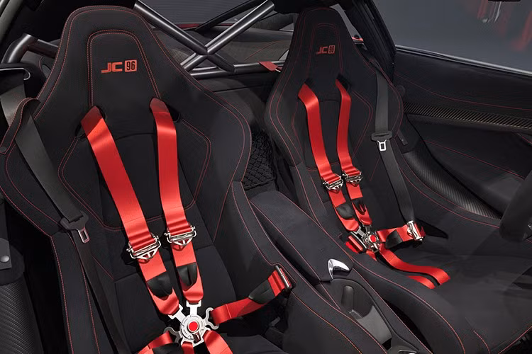 Về mặt kỹ thuật, khách hàng của McLaren sẽ có thể lựa chọn từ tất cả các màu sơn ngoại thất có sẵn cho 750S, cũng như các màu sắc của McLaren Special Operations (MSO), nhưng chúng sẽ đi kèm với các chi tiết cụ thể với màu sắc chuyên dụng, được áp dụng trên bộ chia gió trước, tấm ốp cuối của cánh sau và vỏ gương.