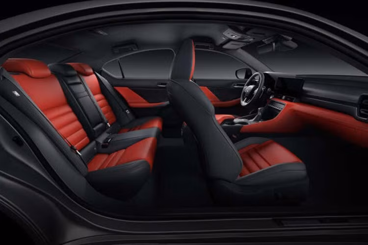 Nút khởi động cũng được chuyển xuống vị trí thấp hơn, thay vì nằm cạnh bảng đồng hồ. Vô lăng được thiết kế mới, và các cửa gió điều hòa ở góc xe chuyển từ hình tròn sang hình lục giác. Ngoài ra, Lexus còn giới thiệu các tùy chọn ốp trang trí 'Forged Bamboo' và màu nội thất 'Prominence' mới.