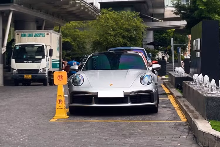 Đầu tiên chúng ta sẽ nói về con số 63 này, không chỉ xuất hiện ở 2 bên cửa, mà biển số cũng có 2 con số 63 lặp lại ở đầu và đuôi. Theo tìm hiểu, chủ nhân của chiếc xe thể thao giới hạn Porsche 911 Turbo 50 Years đầu tiên về Việt Nam sinh năm 1963.