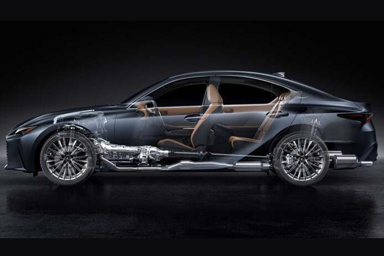 Tùy chọn thứ hai là IS 300h hybrid, kết hợp động cơ I4 2.5L hút khí tự nhiên và hộp số E-CVT, cho tổng công suất khoảng 220 PS. Lexus không nhắc đến phiên bản IS 500 V8 trong lần nâng cấp này.