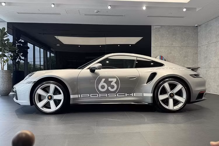 Khá thú vị là Porsche 911 Turbo 50 Years được phát triển trên biến thể 911 Turbo S (992.1), chứ không phải bản Turbo thường, vì thế xe sở hữu động cơ boxer 6 xy-lanh, tăng áp kép, dung tích 3.7 lít, cho ra công suất 650 mã lực và mô-men xoắn 800 Nm.