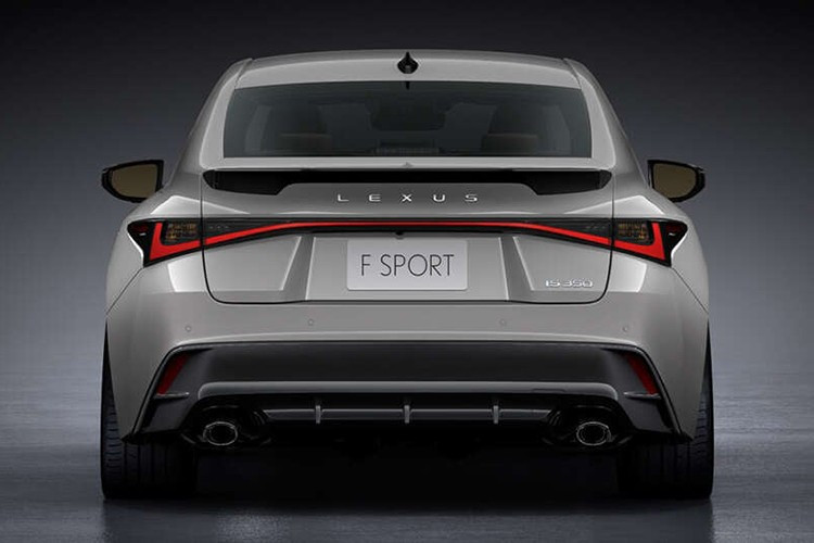 Các hệ thống như cảnh báo va chạm, kiểm soát hành trình thích ứng, hỗ trợ biển báo giao thông và hỗ trợ chuyển làn đều được mở rộng phạm vi. Bên cạnh đó, hệ thống Advanced Drive hỗ trợ lái khi kẹt xe cũng góp phần giảm mệt mỏi cho tài xế trên cao tốc.