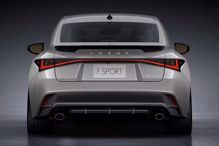 Các hệ thống như cảnh báo va chạm, kiểm soát hành trình thích ứng, hỗ trợ biển báo giao thông và hỗ trợ chuyển làn đều được mở rộng phạm vi. Bên cạnh đó, hệ thống Advanced Drive hỗ trợ lái khi kẹt xe cũng góp phần giảm mệt mỏi cho tài xế trên cao tốc.