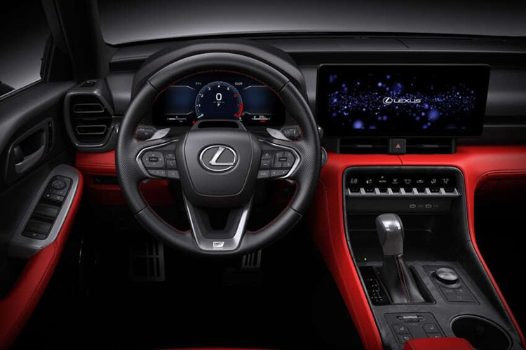 Về động cơ, IS 350 dự kiến tiếp tục sử dụng máy V6 3.5L hút khí tự nhiên với công suất khoảng 318 PS, đi kèm hộp số tự động 8 cấp cho bản dẫn động cầu sau và 6 cấp cho bản dẫn động bốn bánh.