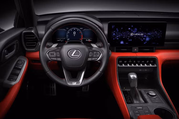 Về động cơ, IS 350 dự kiến tiếp tục sử dụng máy V6 3.5L hút khí tự nhiên với công suất khoảng 318 PS, đi kèm hộp số tự động 8 cấp cho bản dẫn động cầu sau và 6 cấp cho bản dẫn động bốn bánh.