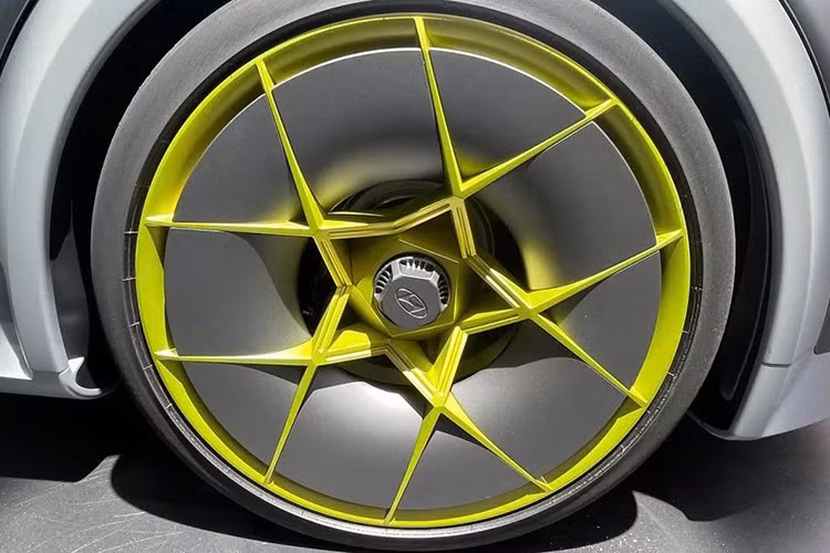 Tuy nhiên, những yếu tố như bộ khuếch tán gió, cánh gió trong suốt hay vòm bánh xe mở rộng có thể sẽ xuất hiện trên phiên bản hiệu năng cao Ioniq 3 N.