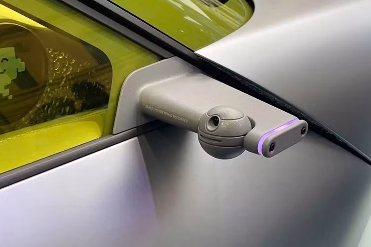 Hyundai tiếp tục tận dụng công nghệ chiếu sáng để tạo bản sắc cho sản phẩm. Cụm đèn Parametric Pixel được ứng dụng ở cả đầu và đuôi xe, lần này nâng cấp với hiệu ứng chuyển sắc, các điểm sáng phía trên rực rỡ hơn để tăng sự nổi bật.