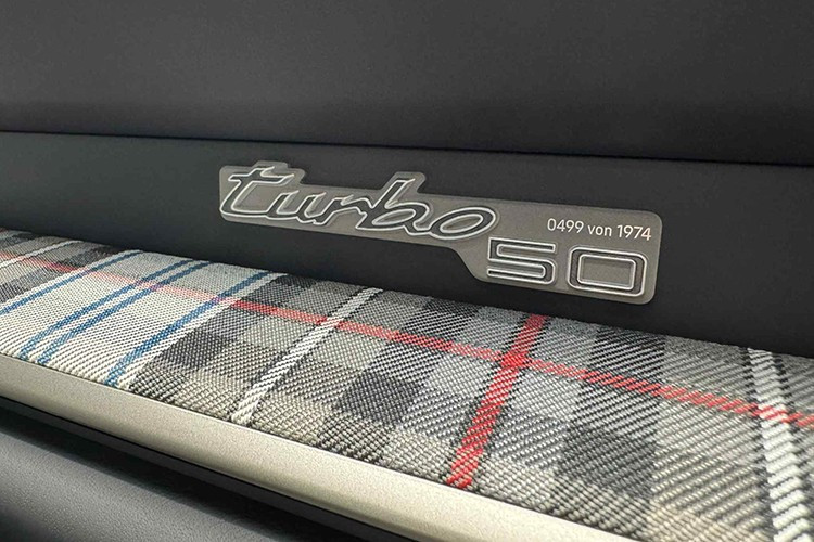 Cần sốđược lấy cảm hứng từ xe đua, đồng hồ analogue đo vòng đua, phím xoay chế độ lái trên vô lăng... Huy hiệu "Turbo 50" được trang trí trên bảng taplo phía hành khách. Vị trí này cũng là nơi đánh số thứ tự của tổng cộng 1.974 chiếc Porsche Turbo 50 Years được sản xuất.