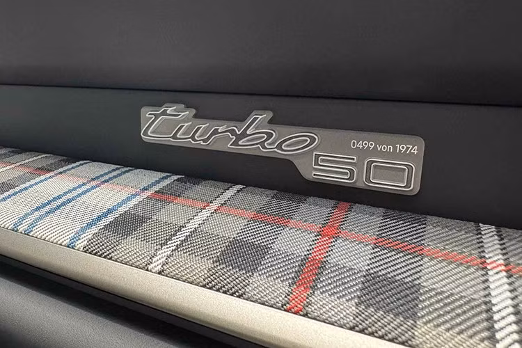 Cần sốđược lấy cảm hứng từ xe đua, đồng hồ analogue đo vòng đua, phím xoay chế độ lái trên vô lăng... Huy hiệu "Turbo 50" được trang trí trên bảng taplo phía hành khách. Vị trí này cũng là nơi đánh số thứ tự của tổng cộng 1.974 chiếc Porsche Turbo 50 Years được sản xuất.