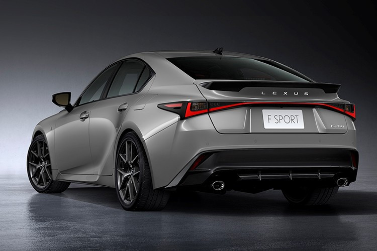Đuôi xe gần như giữ nguyên, ngoại trừ việc thay logo bằng dòng chữ “Lexus”. Phiên bản F Sport được bổ sung cánh gió sau lớn hơn, bộ mâm hợp kim nhôm 19 inch thiết kế nan mảnh và kẹp phanh sơn đỏ tùy chọn. Chiều dài tổng thể tăng nhẹ lên 4.720 mm, còn chiều rộng, chiều cao và trục cơ sở vẫn giữ nguyên.