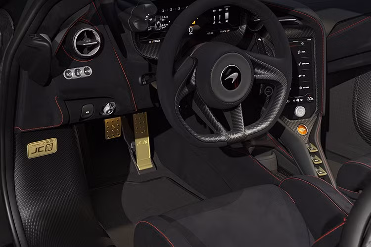 Tiếp theo là việc lắp đặt một bộ mâm mới. Với 15 nan hoa và làm bằng hợp kim đúc, mỗi chiếc trong bốn bánh xe được lấy cảm hứng từ những chiếc đã được sử dụng trên chiếc F1 GTR từ nhiều thập kỷ trước và được hỗ trợ bởi kẹp phanh McLaren F1 màu vàng và đỏ. Bộ mâm được trang bị lốp Pirelli P Zero tiêu chuẩn, nhưng các phiên bản P Zero Corsa và Trofeo R cũng có thể được tùy chọn.