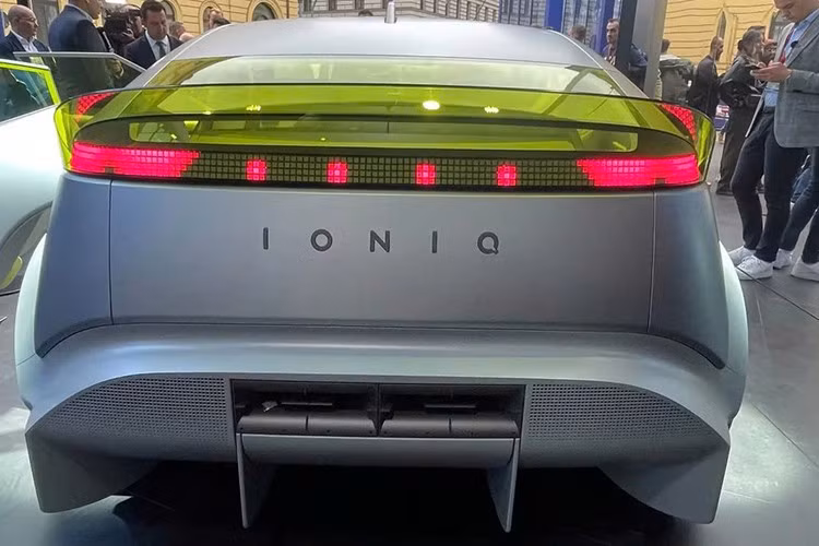 Dù vậy, phiên bản thương mại sẽ giản lược một số chi tiết so với bản concept. Ông Simon Loasby, Giám đốc Trung tâm Thiết kế Hyundai, cho biết xe sản xuất sẽ không còn cửa sau kiểu cánh chim và phong cách hầm hố như mẫu trưng bày.