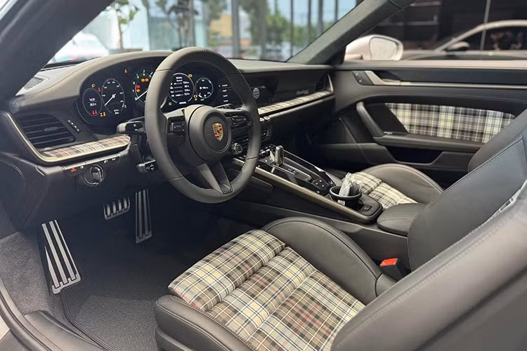 Nội thất của Porsche 911 Turbo 50 Years được mô phỏng theo chiếc Porsche 911 RSR Turbo tại triển lãm vào năm 1973, với da vải dệt caro. Khách hàng có thể giữ nguyên thiết kế ghế Adaptive Sports Seats Plus được bọc lớp vải dệt Tartan với họa tiết gia tộc McKenzie, hoặc nâng cấp bộ ghế da toàn bộ màu đen trị giá gần 100 triệu đồng.