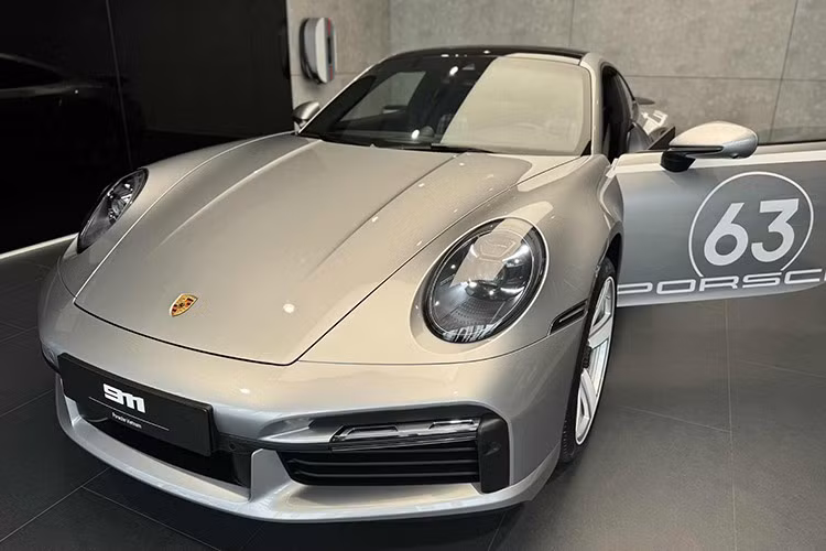 Theo đó, Porsche 911 Turbo 50 Years chỉ được sản xuất giới hạn 1.974 chiếc trên toàn cầu, đây là con số tương ứng với năm biến thể Turbo lần đầu xuất hiện. Tại thị trường Việt Nam, giá xe Porsche 911 Turbo 50 Years tiêu chuẩn khoảng 18,7 tỷ đồng. Tuy nhiên, chiếc xe trong bài đã được chủ nhân bổ sung nhiều trang bị tùy chọn, nâng tổng giá trị lên trên 20 tỷ đồng.