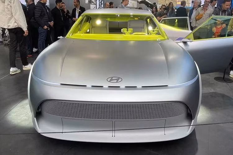 Hyundai gọi kiểu thiết kế mới này là phong cách “Aero Hatch”, nhấn mạnh sự kết hợp giữa đường nét khí động học, ngôn ngữ thiết kế “Art of Steel” và cửa kính sau dựng đứng nhằm cân bằng giữa tính hiệu quả và sự tiện dụng.