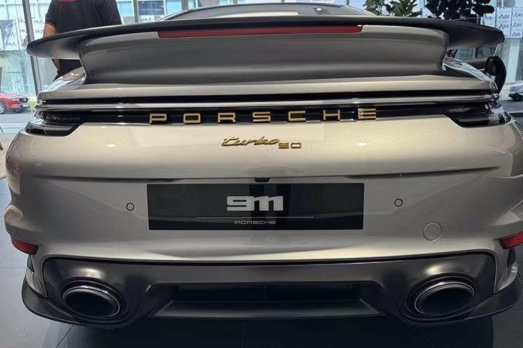 Đi kèm là hộp số ly hợp kép 8 cấp PDK và hệ dẫn động 4 bánh, mẫu xe Porsche 911 Turbo 50 Year có khả năng tăng tốc 0-100 km/h trong 2,7 giây với gói Sport Chrono và đạt tốc độ tối đa 330 km/h - dễ dàng hạ knockout hàng loạt siêu xe khác.