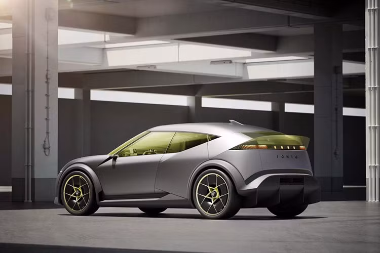 Về hệ thống vận hành, Hyundai chưa công bố thông số cụ thể nhưng nhiều khả năng Ioniq 3 sẽ chia sẻ nền tảng với Kia EV4, sử dụng điện áp 400V cùng tùy chọn một hoặc hai mô-tơ điện. Xe dự kiến có hai cấu hình pin, với phạm vi hoạt động cao nhất đạt khoảng 628 km theo tiêu chuẩn quốc tế.